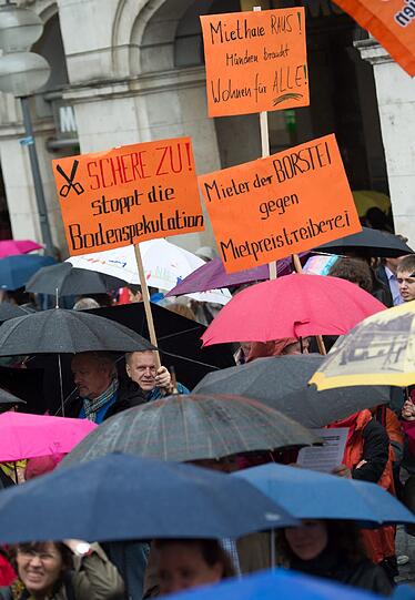 Rund 300 Menschen haben am Samstag am Stachus  gegen steigende Mieten demonstriert und den Bau günstigerer Mietwohnungen verlangt. Die Bilder!