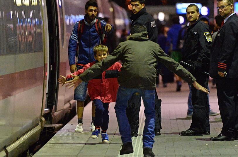Mehr als 2000 Flüchtlinge sind in der Nacht auf Sonntag am Münchner Hauptbahnhof angekommen.