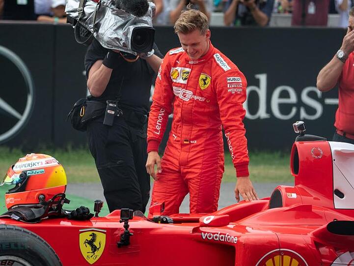 Mick Schumacher drehte im Ferrari F2004 seines Vaters Michael ein paar Runden auf dem Hockenheimring.