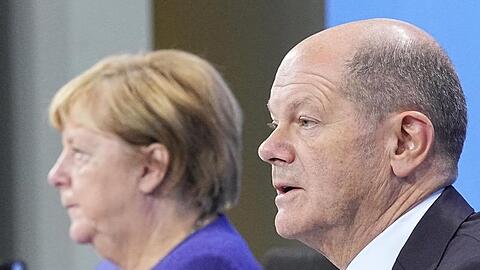 Die geschäftsführende Bundeskanzlerin Angela Merkel und ihr designierter Nachfolger Olaf Scholz bei einer Pressekonferenz im Bundeskanzleramt.