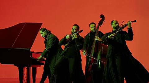 Alle verwandt und verschwägert und der Musik virtuos vrebunden: das Janoska Ensemble.