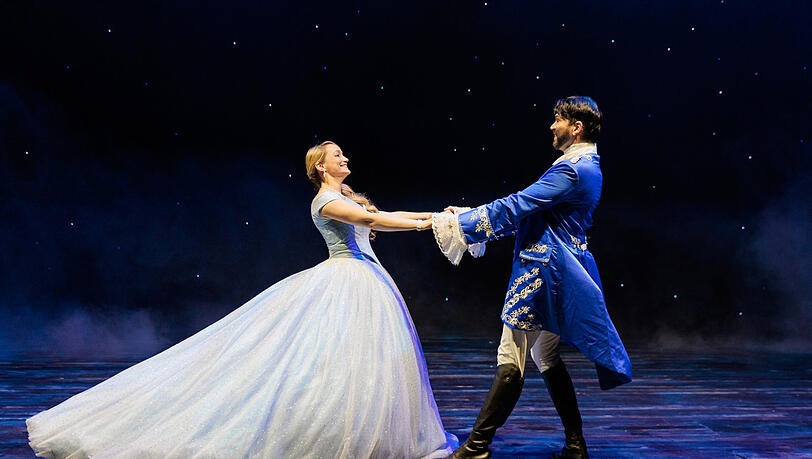 Cinderella (Stefanie Gr&ouml;ning) mit dem Prinzen (Alexander H&ouml;ger) im Deutschen Theater.