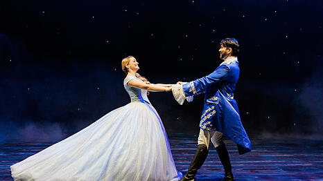 Cinderella (Stefanie Gr&ouml;ning) mit dem Prinzen (Alexander H&ouml;ger) im Deutschen Theater.