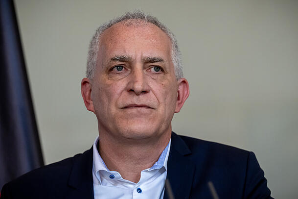 Jürgen Kerner ist Zweiter Vorsitzender der IG Metall. Er befürwortet Siemens Umbaupläne, solange diese keine Stellen kosten. Jürgen Kerner ist Zweiter Vorsitzender der IG Metall. Er befürwortet Siemens Umbaupläne, solange diese keine Stellen kosten.