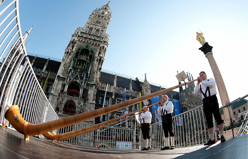 Alphornbläser vor dem Rathaus.