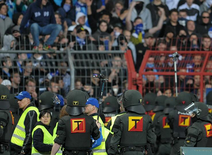 15.05.2012 Nach dem Abstieg des Karlsruher SC aus der 2. Bundesliga kommt es zu schweren Ausschreitungen rund um das Wildparkstadion. Nach Angaben der Polizei werden dabei insgesamt 76 Personen verletzt, davon 18 Beamte. 73 Verletzte müssen vor Ort von Sanitätern behandelt werden. 109 Krawallmacher werden kurzzeitig in Gewahrsam genommen.