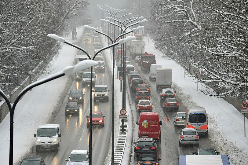 Es schneit und schneit. München unter einer dicken Schneedecke.