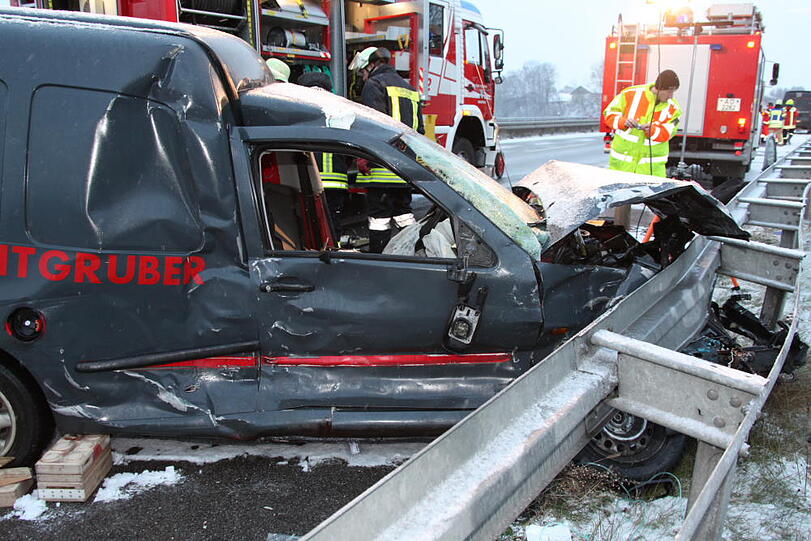 Schwerer Unfall auf dr A94 bei Töging: Ein Lkw ist ein Unfall-Auto gerast. Ein Mensch kam bei dem Crash ums Leben. Die Bilder.