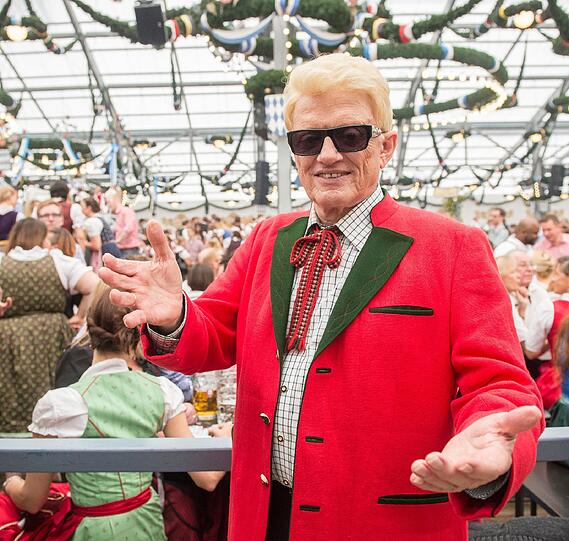 Auf der Wiesn geht?s wieder rund! Seit Samstag feiern die Münchner und Touristen auf der Wiesn. Die besten Wiesn-Bilder vom Samstag.