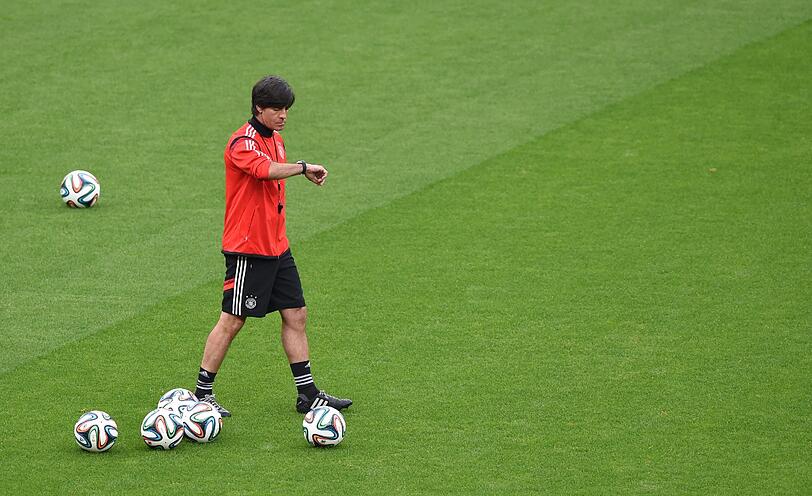 Jogi Löw zählt die Stunden bis zum Anpfiff.