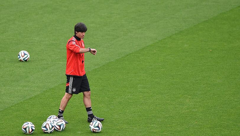 Jogi Löw zählt die Stunden bis zum Anpfiff. Jogi Löw zählt die Stunden bis zum Anpfiff.