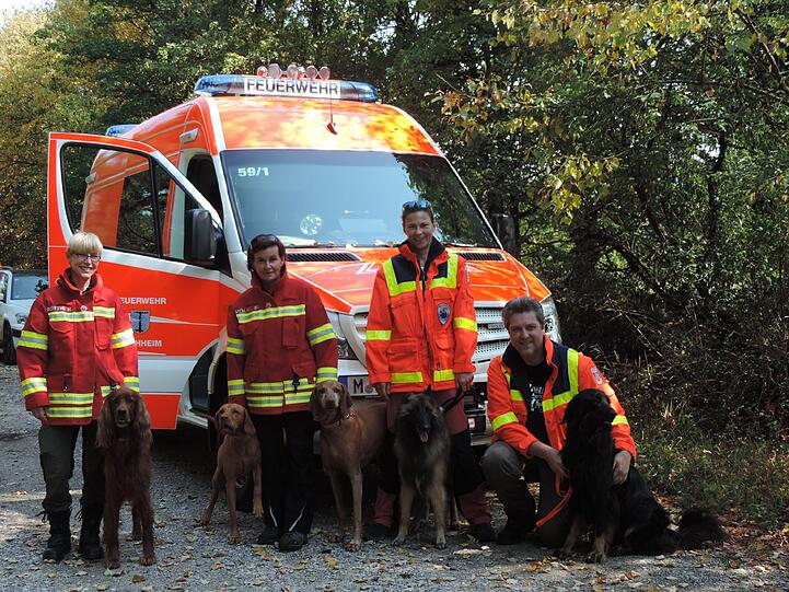 Die Rettungshundestaffel der Freiwilligen Feuerwehr Aschheim beim Training in Garching.