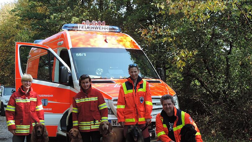 Die Rettungshundestaffel der Freiwilligen Feuerwehr Aschheim beim Training in Garching. Die Rettungshundestaffel der Freiwilligen Feuerwehr Aschheim beim Training in Garching.