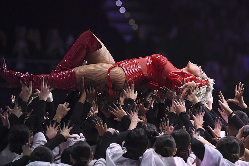 Bebe Rexha tritt im Rahmen der Verleihung der MTV Europe Music Awards 2018 auf.