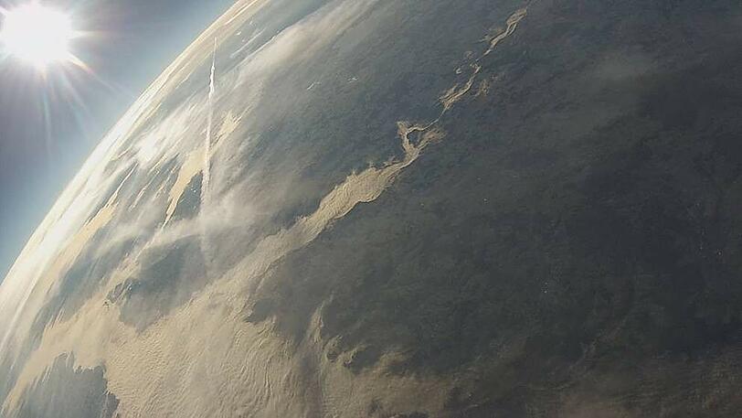 Der Ballon hat jetzt seinen höchsten Punkt auf 34750 Metern erreicht und hat einen Durchmesser von sechs Metern.