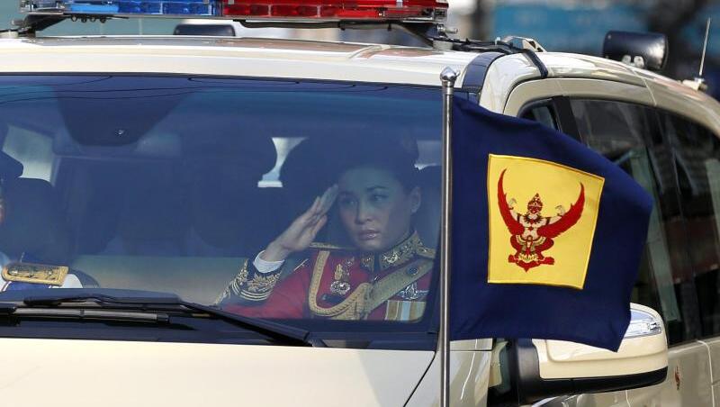 Suthida Vajiralongkorn, Ehefrau von König Maha Vajiralongkorn. Suthida Vajiralongkorn, Ehefrau von König Maha Vajiralongkorn.