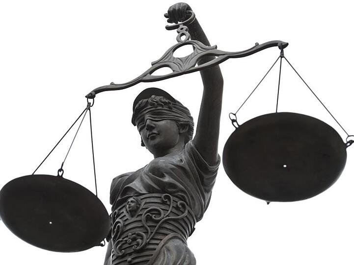 Eine Statue der Justitia mit einer Waage in ihrer Hand. Foto: D.- W. Ebener/Archiv
