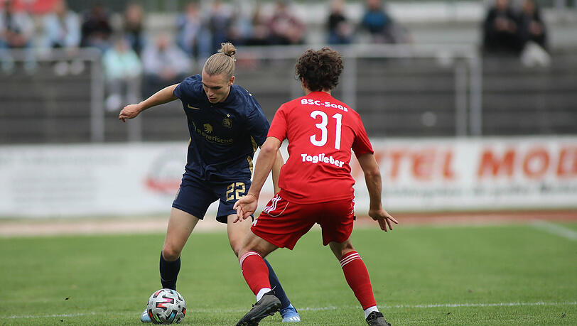 Tim Linsbichler (l) schnürte für den TSV 1860 München gegen BSC Saas Bayreuth im Toto-Pokal einen Doppelpack.