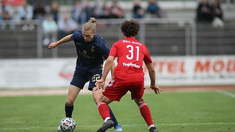 Tim Linsbichler (l) schnürte für den TSV 1860 München gegen BSC Saas Bayreuth im Toto-Pokal einen Doppelpack.