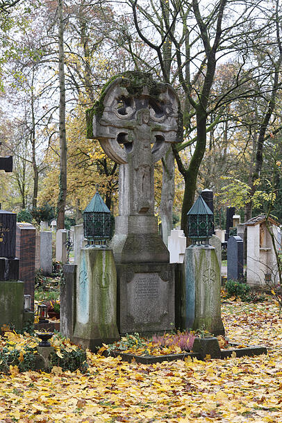 Auch dieses Denkmal mitsamt Laternen (Westfriedhof) ist frei. Auch dieses Denkmal mitsamt Laternen (Westfriedhof) ist frei.
