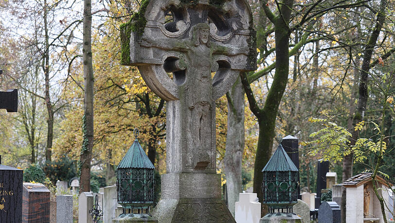 Auch dieses Denkmal mitsamt Laternen (Westfriedhof) ist frei. Auch dieses Denkmal mitsamt Laternen (Westfriedhof) ist frei.
