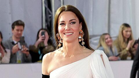 Bei den British Academy Film Awards im Februar 2023 hat Prinzessin Kate in einer weißen Robe von Alexander McQueen alle Blicke auf sich gezogen. Besonderer Hingucker dazu: Statement-Ohrringe der Marke Zara.