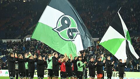 Hannovers Spieler feiern nach dem Spiel.