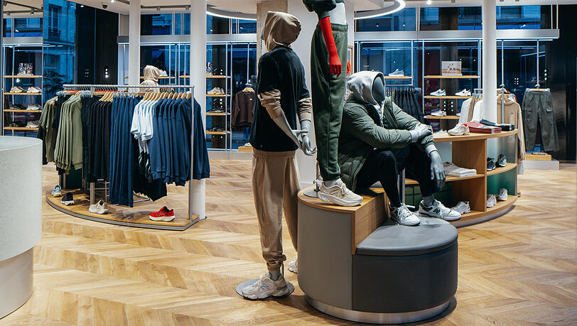 Dort gibt's dann Sportkleidung und Schuhe. Dort gibt's dann Sportkleidung und Schuhe.