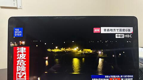 In Japan berichten die Medien fortlaufend nach der Tsunami-Warnung.