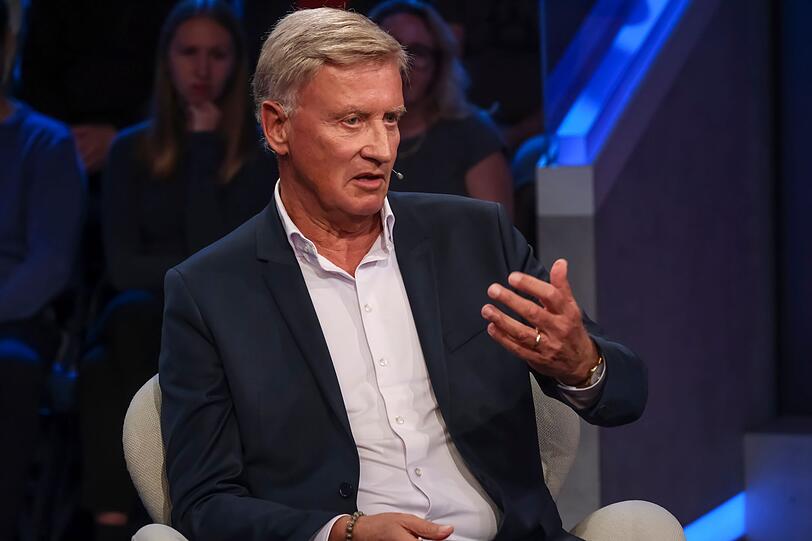 Der ehemalige Erste Bürgermeister von Hamburg, Ole von Beust, sagte bei "Maischberger", dass es "tragisch" sei, dass wahrscheinlich vier CDU-Abgeordnete den AfD-Landtagspräsidenten von Sachsen-Anhalt gewählt haben. Der ehemalige Erste Bürgermeister von Hamburg, Ole von Beust, sagte bei "Maischberger", dass es "tragisch" sei, dass wahrscheinlich vier CDU-Abgeordnete den AfD-Landtagspräsidenten von Sachsen-Anhalt gewählt haben.