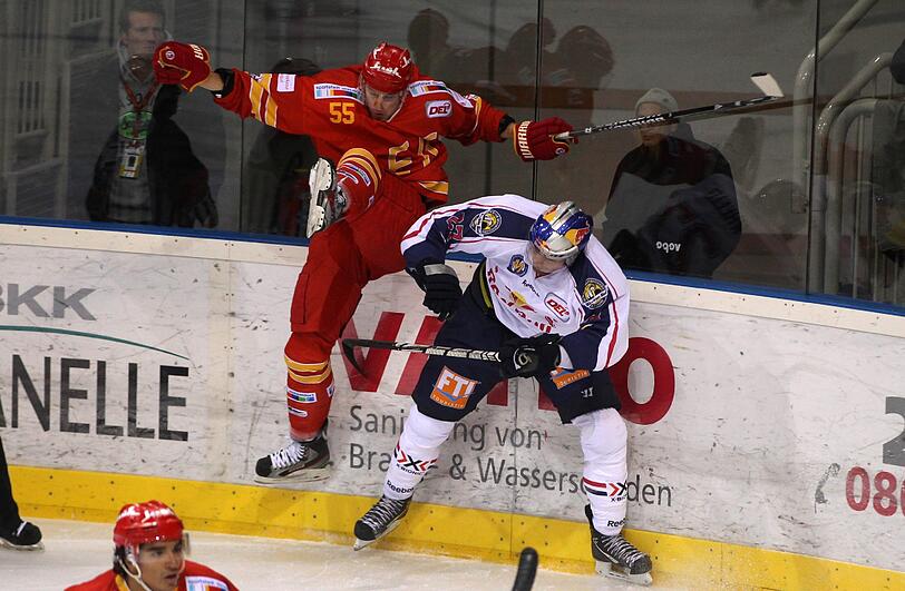 n Blake Wheelers Stammliga, der NHL, gehen die Schiedsrichter nachsichtiger mit körperlichem Spiel um als in Deutschland &ndash; hier checkt Wheeler Thomas Gödtel.