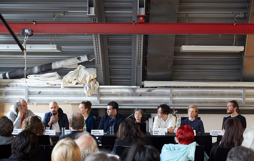 Matthias Lilienthal und sein Team im Malersaal der Kammerspiele.