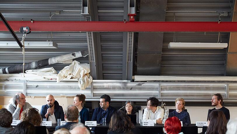 Matthias Lilienthal und sein Team im Malersaal der Kammerspiele. Matthias Lilienthal und sein Team im Malersaal der Kammerspiele.