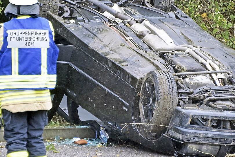 Der Fahrer war mit seinem BMW von der Straße abgekommen, überschlug sich und landete auf dem Dach.