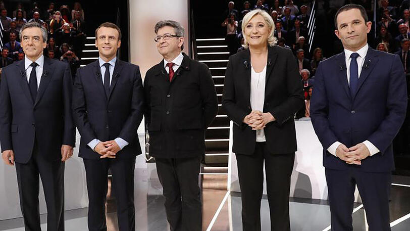 Der konservative Anwärter Fillon (l-r), der unabhängige Bewerber Macron, der Linkspolitiker Mélenchon, französische Rechtspopulistin Le Pen und der Sozialist Hamon im Sender TF1.