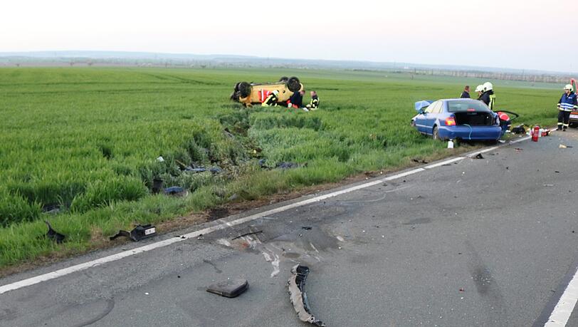 Einsatzkräfte der Polizei sichern die Unfallstelle auf der Bundesstraße 185 zwischen Ballenstedt und Ermsleben. Einsatzkräfte der Polizei sichern die Unfallstelle auf der Bundesstraße 185 zwischen Ballenstedt und Ermsleben.