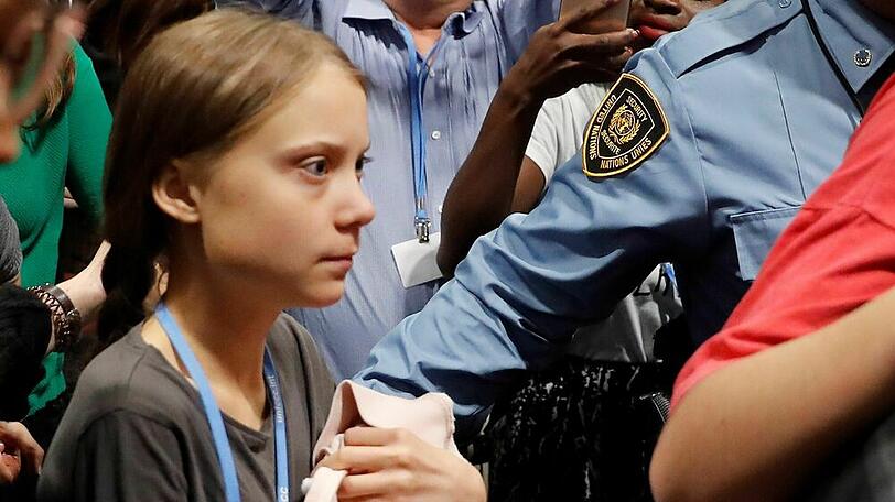Greta Thunberg bei ihrer turbulenten Ankunft im Bahnhof von Madrid