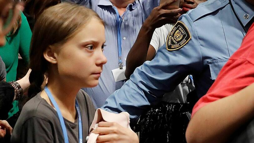 Greta Thunberg bei ihrer turbulenten Ankunft im Bahnhof von Madrid Greta Thunberg bei ihrer turbulenten Ankunft im Bahnhof von Madrid