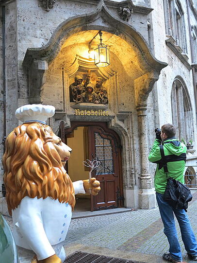 Die Löwen im Hof des Ratskellers erfreuen sich bei Touristen offebar großer Beliebtheit als Fotomotiv.