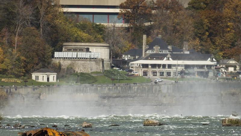 Das historische Bootswrack "Iron Scow" steckt in einer Stromschnelle vor den Niagara-Fällen fest. Das historische Bootswrack "Iron Scow" steckt in einer Stromschnelle vor den Niagara-Fällen fest.