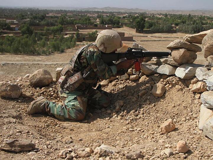 Ein Mitglied der Sicherheitskräfte während einer Militäroperation in Ostafghanistan.