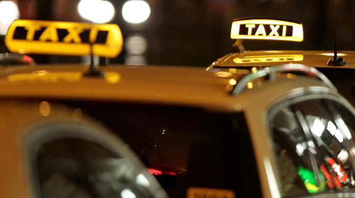Frauen fahren nachts für weniger Geld Taxi: Bis 2024 soll das Projekt fortgesetzt werden