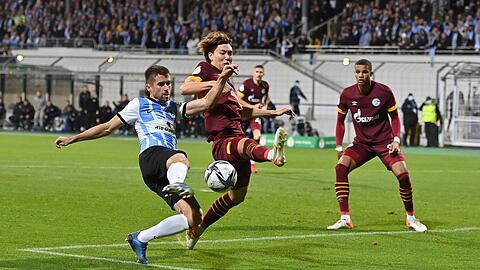 Das 1:0 für den TSV 1860 im Pokalspiel gegen Schalke ist unterwegs: Stefan Lex trifft für die Löwen.