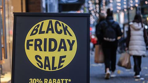 Jedes Jahr am vierten Freitag im November reduzieren unzählige Händler und Online Shops für mindestens 24 Stunden ihre Preise und überbieten sich gegenseitig mit Rabatten und Sonderangeboten.