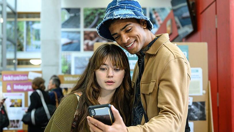 "Klima retten für Anfänger": Lilly (Ella Lee, l.) und Ricky (Jeremias Amoore) sind gemeinsam stark fürs Klima.