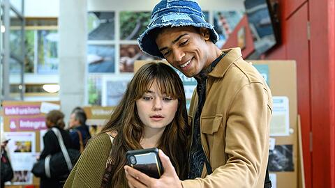 "Klima retten für Anfänger": Lilly (Ella Lee, l.) und Ricky (Jeremias Amoore) sind gemeinsam stark fürs Klima.