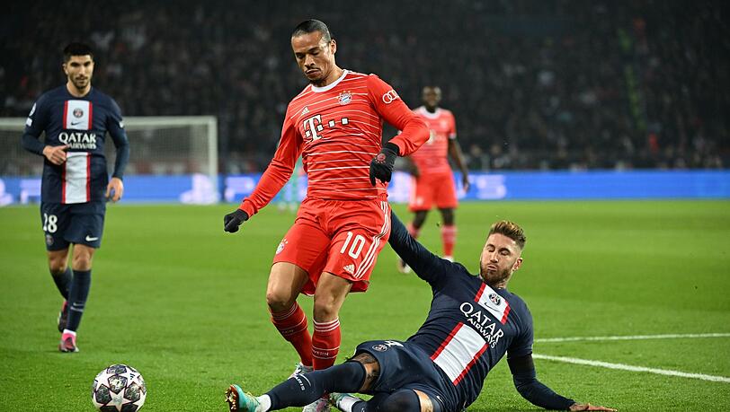 Leroy Sane (l) von Bayern und Sergio Ramos (r) von Paris kämpfen um den Ball.