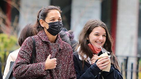 Katie Holmes (l.) und Tochter Suri Cruise während der Corona-Pandemie bei einem Spaziergang durch New York City.