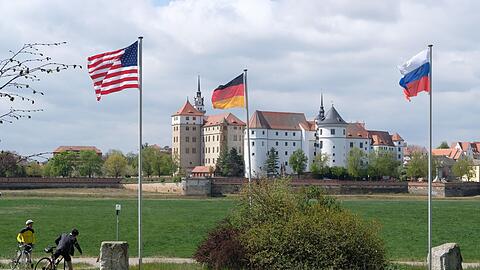 Torgau gedenkt jedes Jahr der Begegnung amerikanischer und sowjetischer Soldaten auf der zerstörten Elbbrücke. (Archivbild)