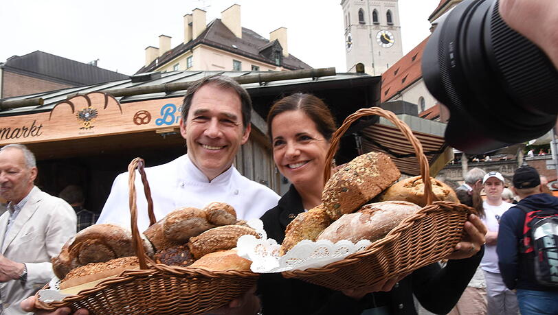 Heinrich Traublinger, hier als Bäckerobermeister mit der damaligen Kommunalreferentin Kristina Frank,bei der Brotwoche am Viktualienmarkt. Heinrich Traublinger, hier als Bäckerobermeister mit der damaligen Kommunalreferentin Kristina Frank,bei der Brotwoche am Viktualienmarkt.